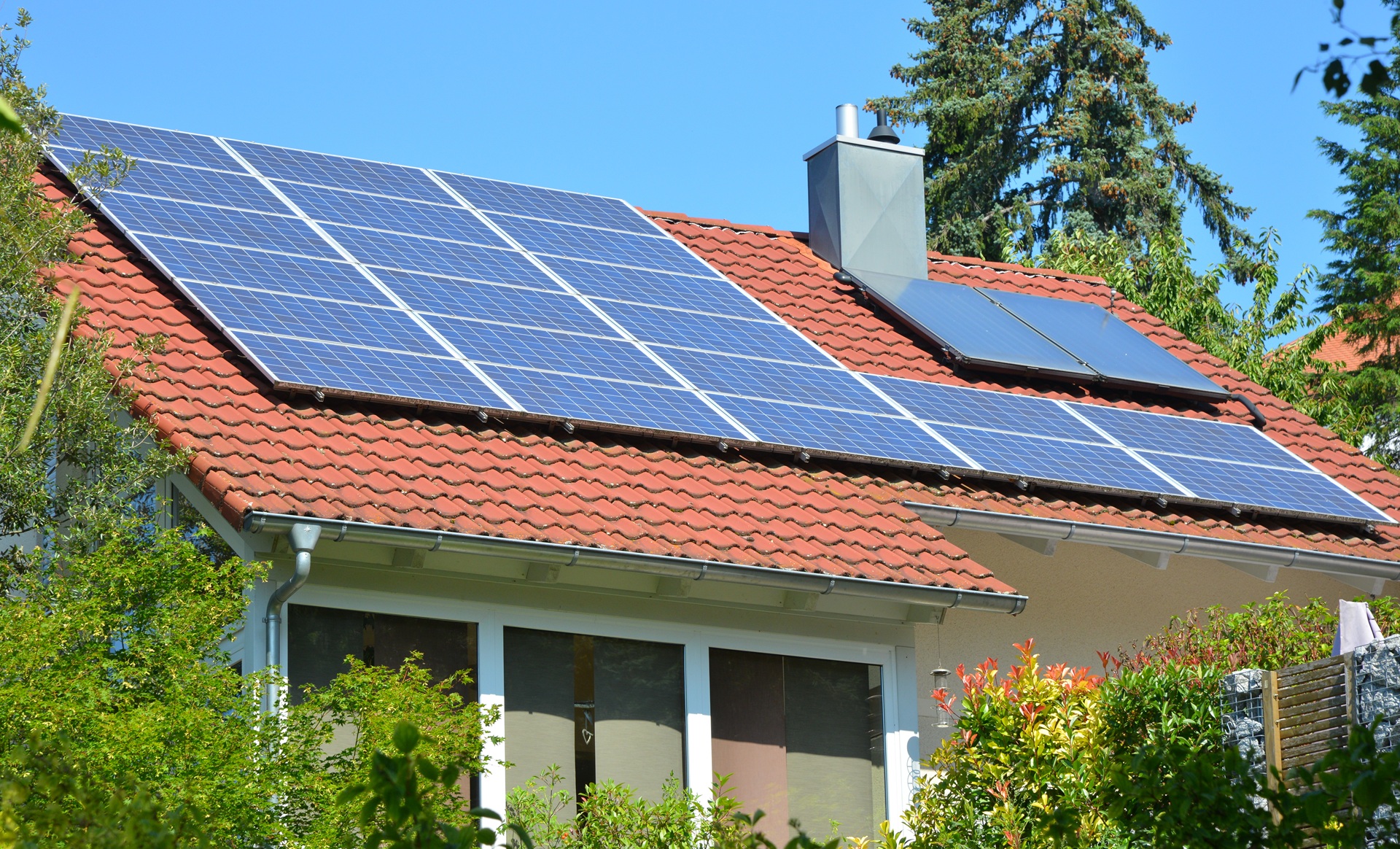 Photovoltaik Weimar auf Ziegeldach installiert
