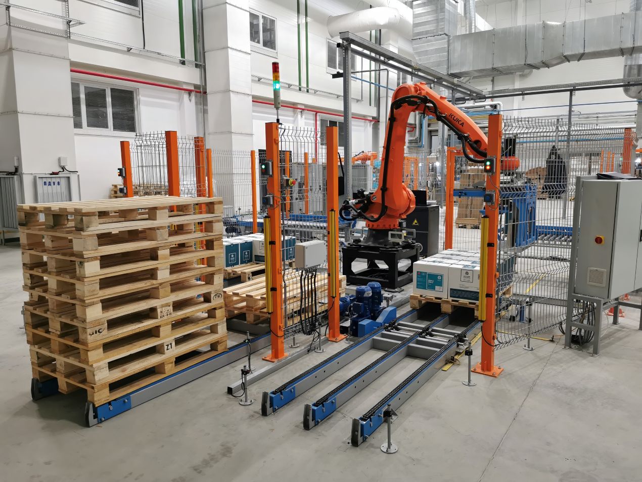 Automatisches Palettiersystem mit Roboterarm stapelt Kartons auf Europaletten
