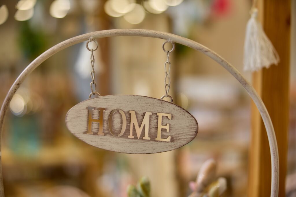 Holzschild mit Aufschrift Home und Palettenkissen | Palettenkissen