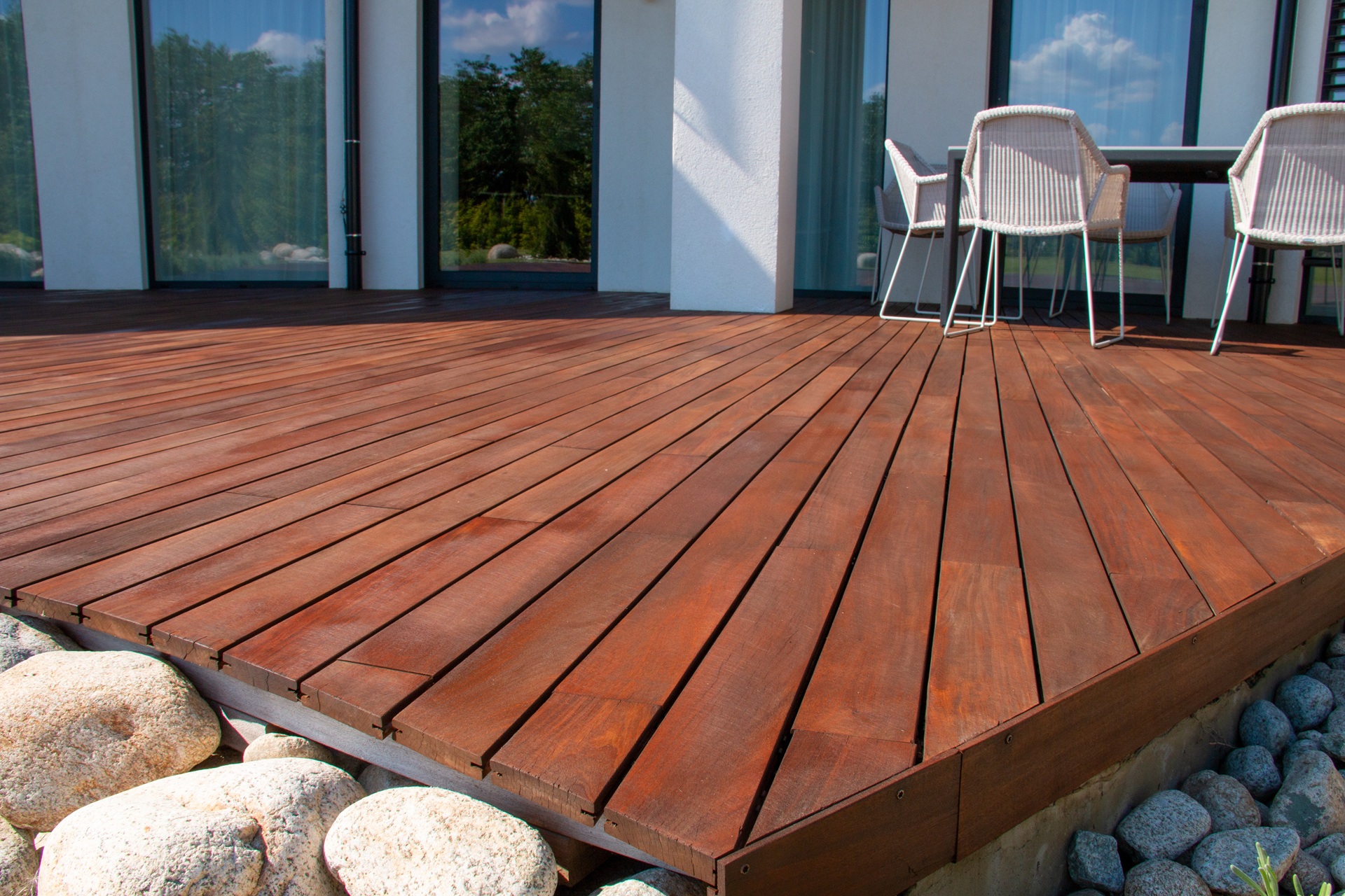 Holzterrasse mit Sitzmöbeln im Außenbereich | Terrassendacheindeckung