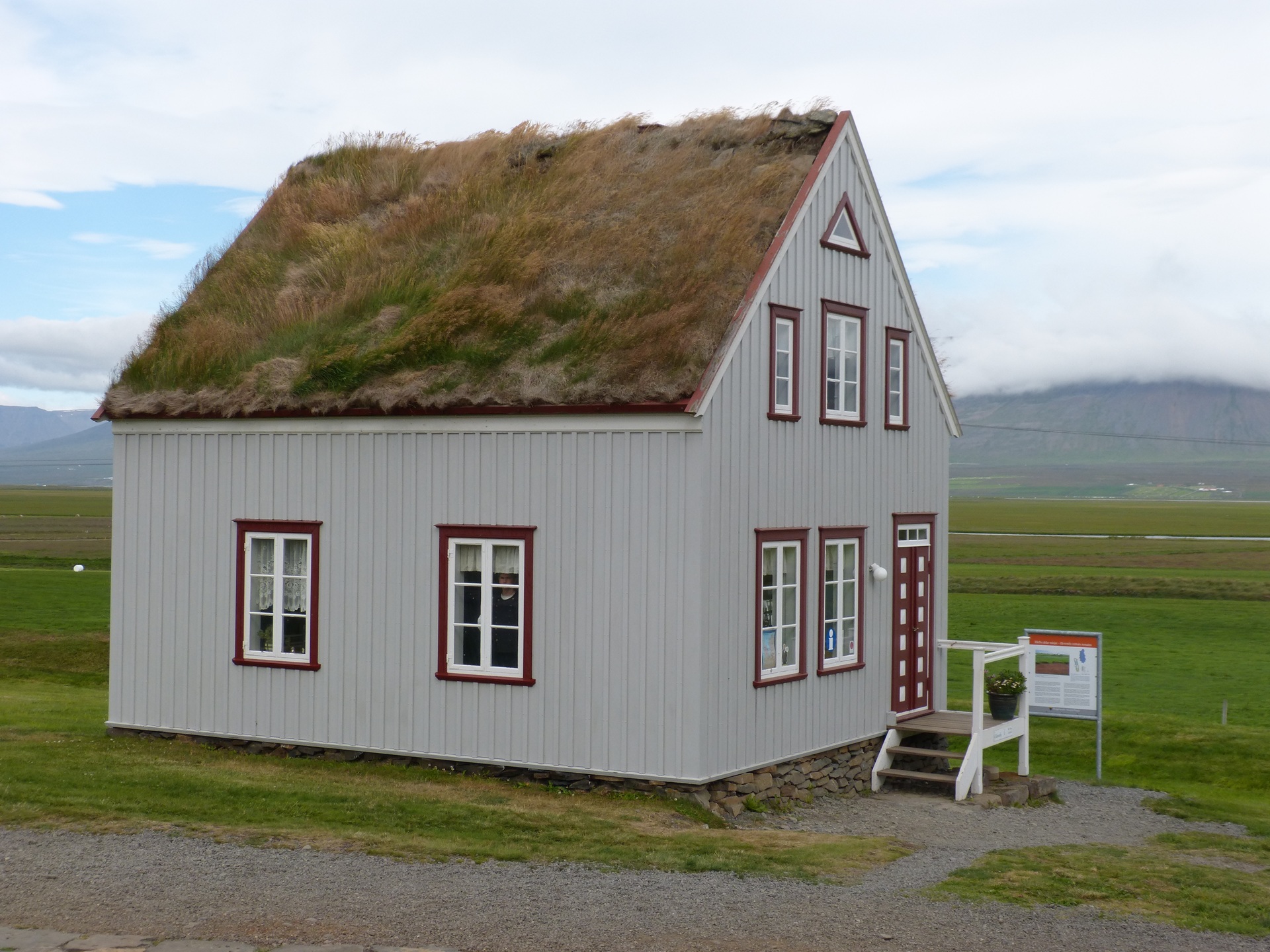 Traditionelles Haus mit Grasdach auf dem Land | Aufbau extensive Dachbegrünung