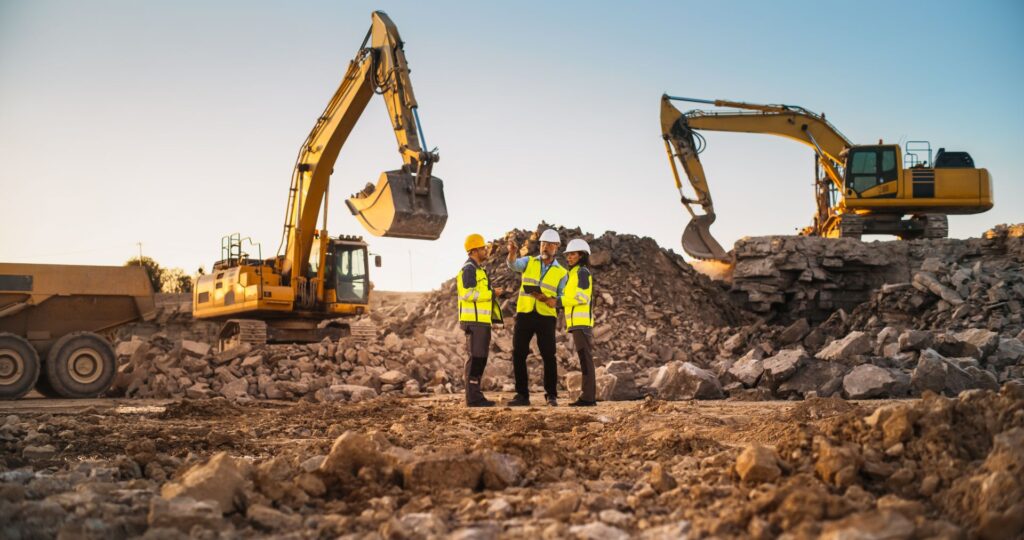 Baustelle mit Bagger und Haufwerk im Kontext der Ersatzbaustoffverordnung