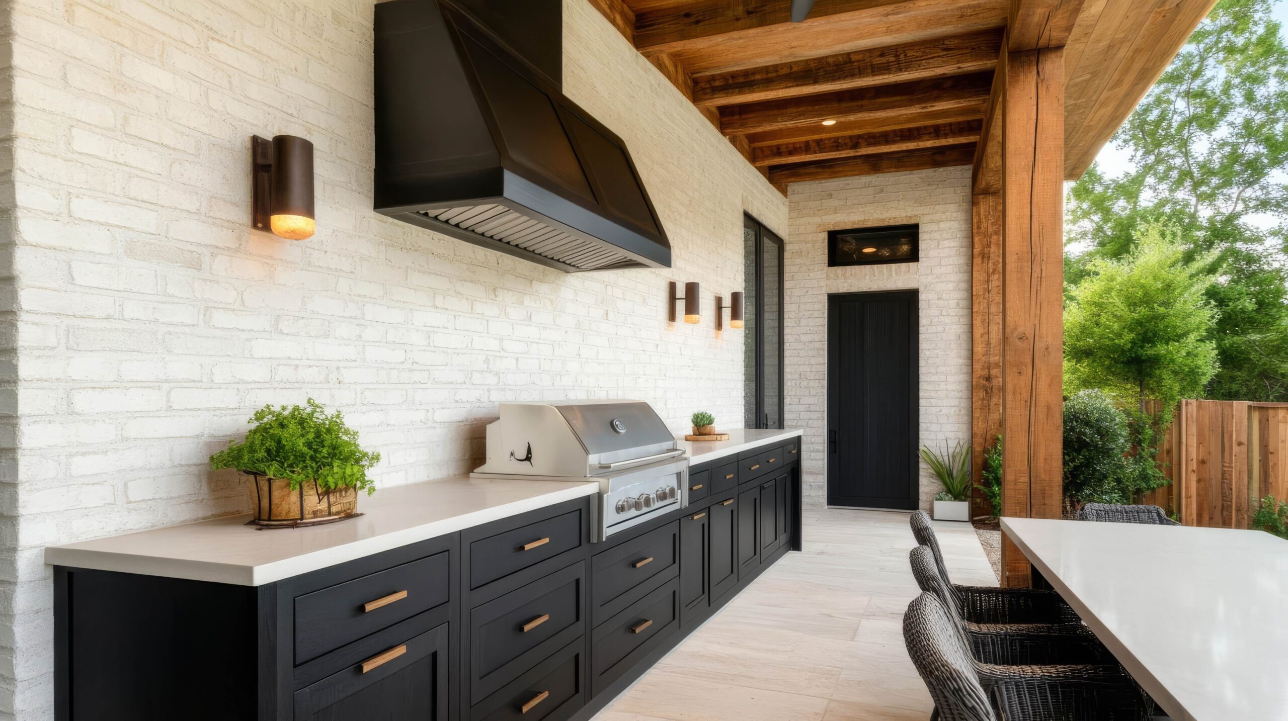 Luxuriöse moderne Bauernhaus-Außenküche mit Holzträgern und industriellen Oberflächen